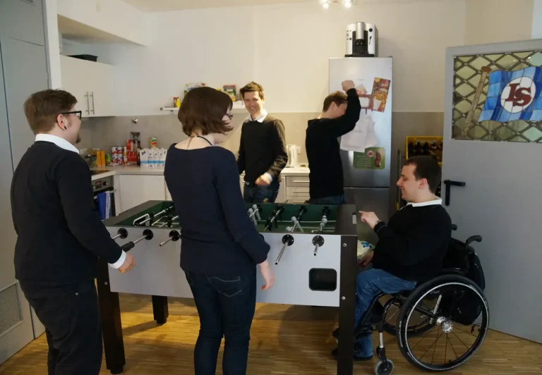 Unser Kopf-frei-Kicker. Das Hansolu-Team steht am Kicker.