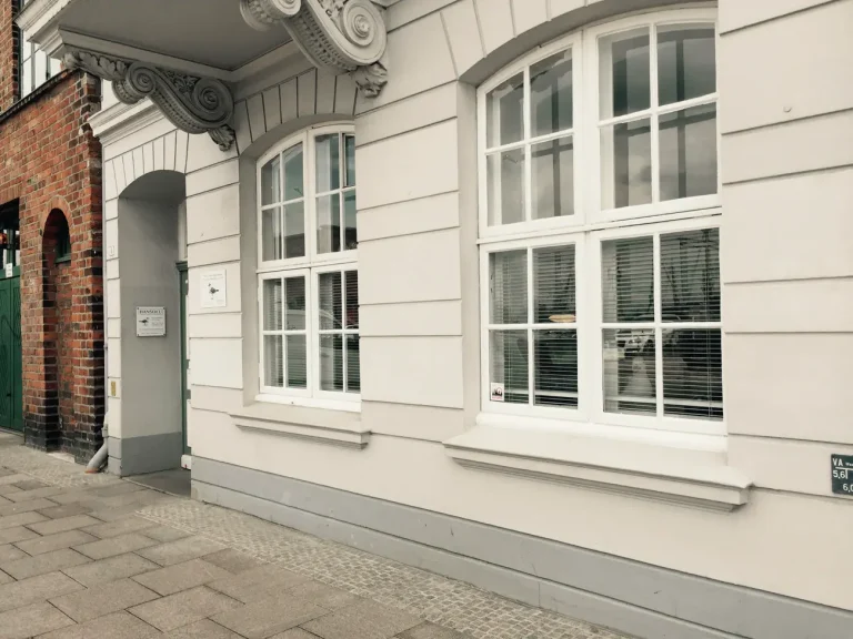 Das Hansolu-Büro von außen. Ein typischer hanseatischer Altbau mit großen Fenstern und einem Erker.