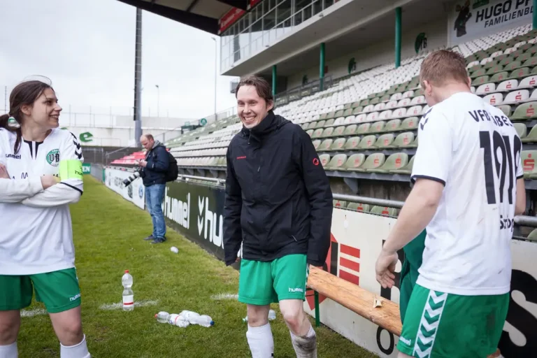 Nils beim Sponsorenturnier des VfB Lübeck. Er steht vor der Haupttribüne des Lohnmühlen-Stadions.