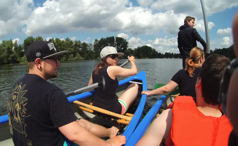 Unsere Kanu-Tour auf der Wakenitz. Das Hansolu-Team sitzt in zwei Kanus.