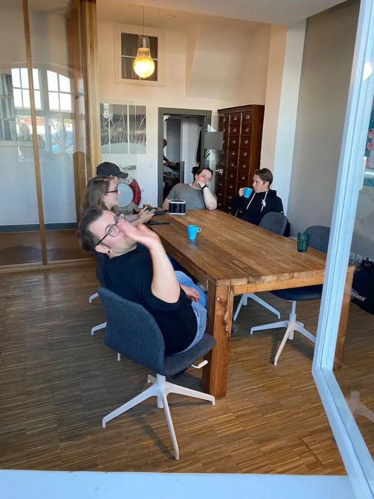 Kaffeepause. Das Hansolu-Team macht eine Kaffeepause im Meetingraum.