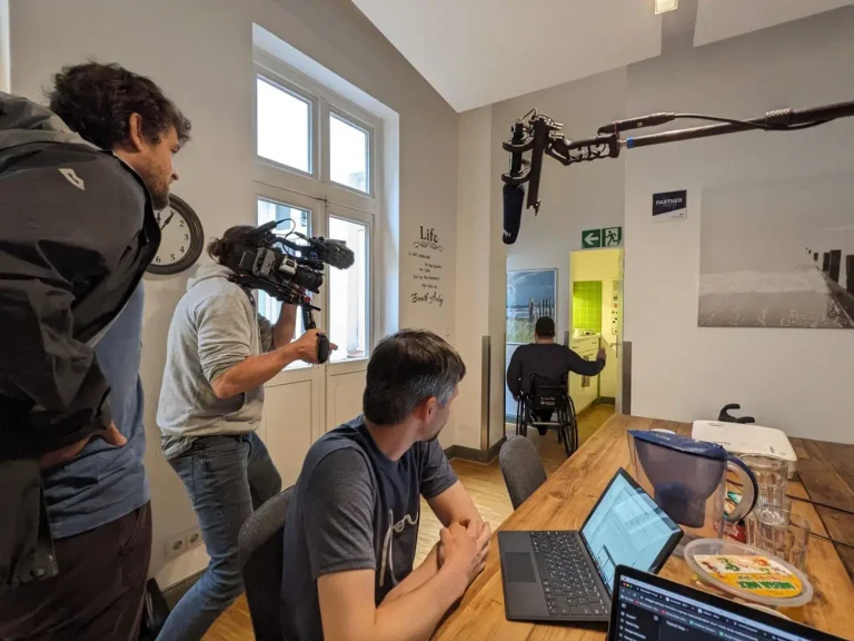 Dreharbeiten für den Diversity-Tag. Ein Kamerateam folgt Paul durch das Büro.