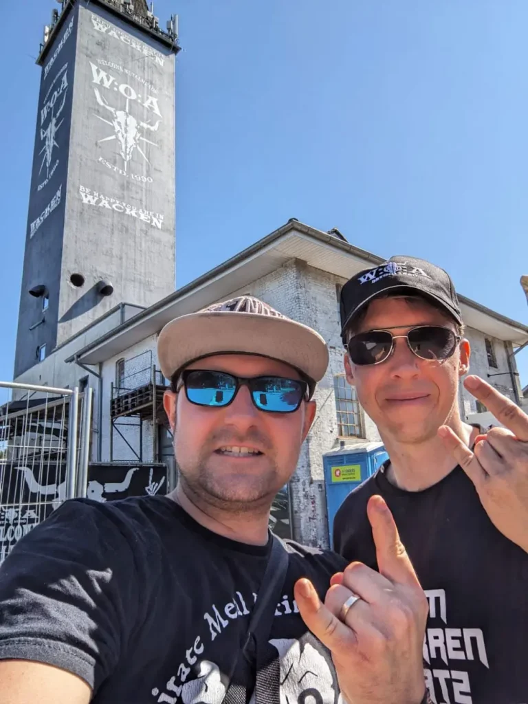 Nils und Fabi in Wacken. Sie stehen vor dem Wackenturm.