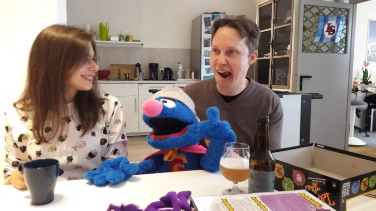 Nils und Erklärgrobi (eine Handpuppe) beim Spieleabend im Hansolu-Büro.