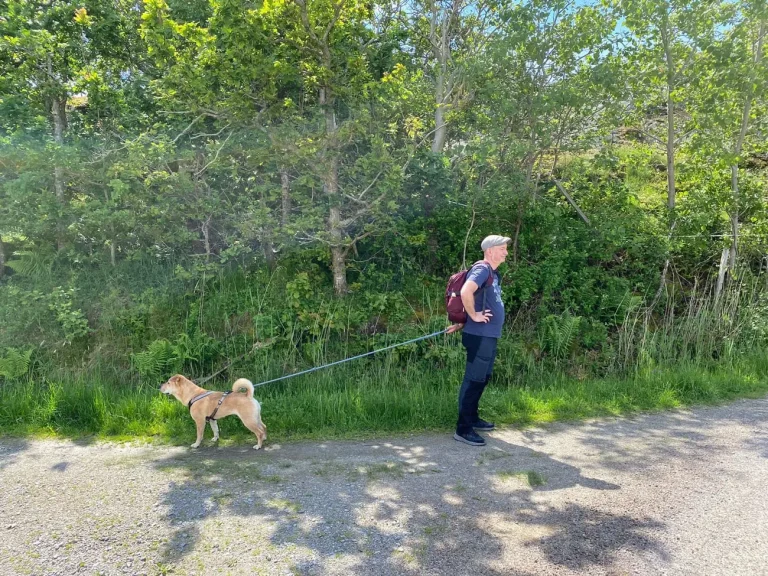 Alex auf Wegfindung mit Charly (unser Bürohund). Alex hat Charly an der Leine, wobei Charly in die Andrea Richtung läuft.