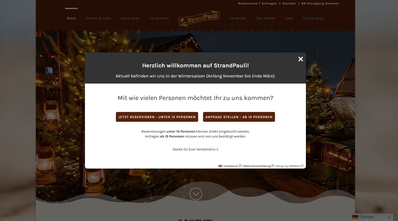 Bildschirmaufnahme des eingebundenen Buchungstools in eine Website. Es wird ein Pop-Up über der Website angezeigt, dass die Buchungsoptionen anzeigt.
