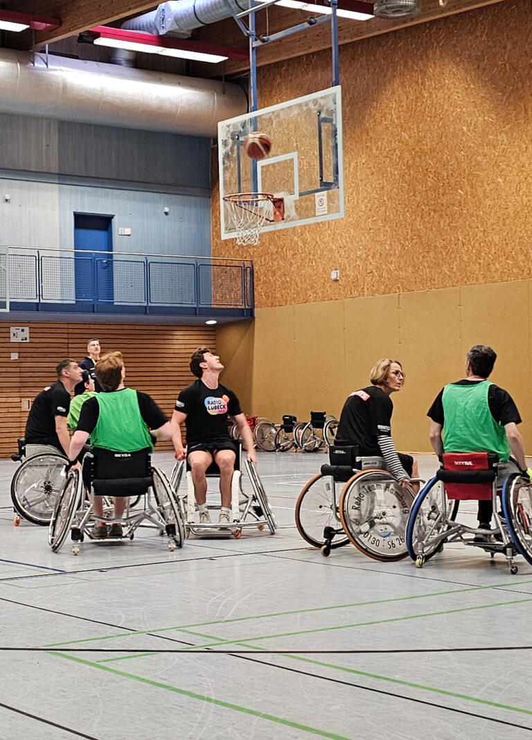 Das Hansolu-Team beim Rollstuhl-Basketballturnier im Angriff.