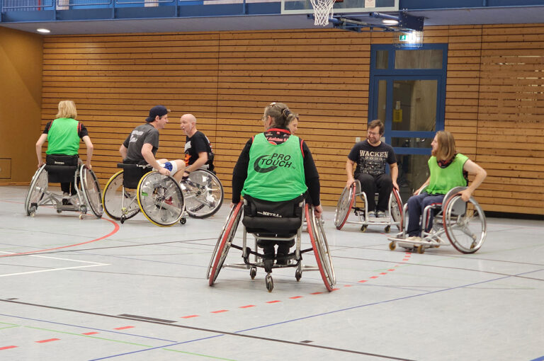 Das Hansolu-Team beim Rollstuhl-Basketballturnier in der Verteidigung.