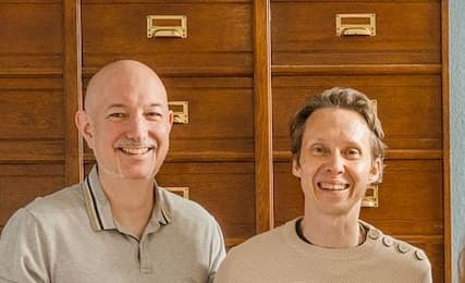 Barrierefreie Website Beratung: Die beiden Barrierefreiheits-Spezialisten Alex und Nils lächeln in die Kamera.